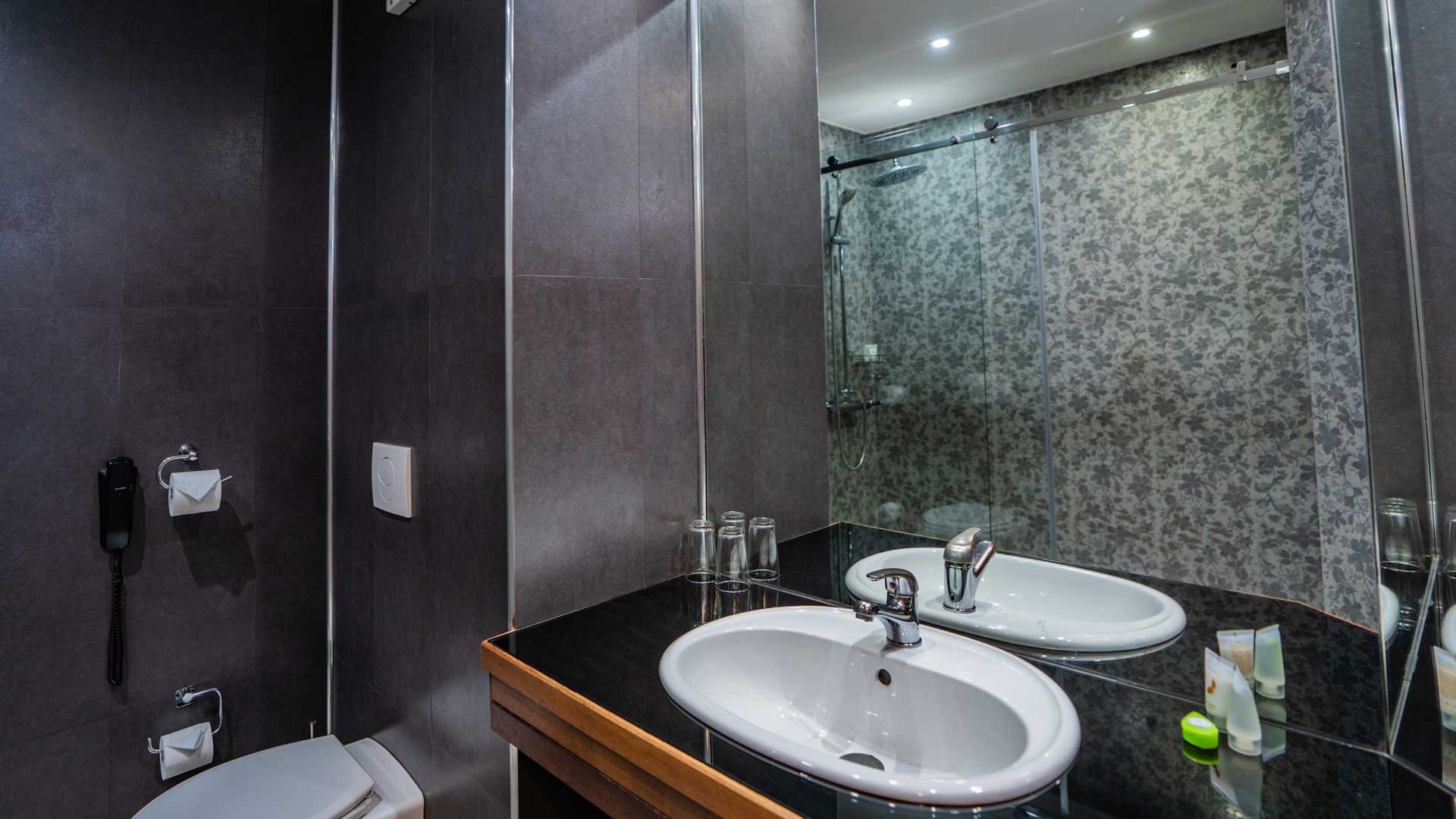 Salle de bain d'une chambre de l'hôtel Palissandre Antananarivo, Madagascar